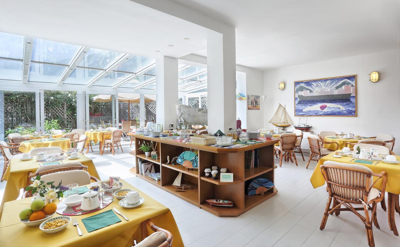 Hotel Yacht Club 마르시아나마리나 외부 사진